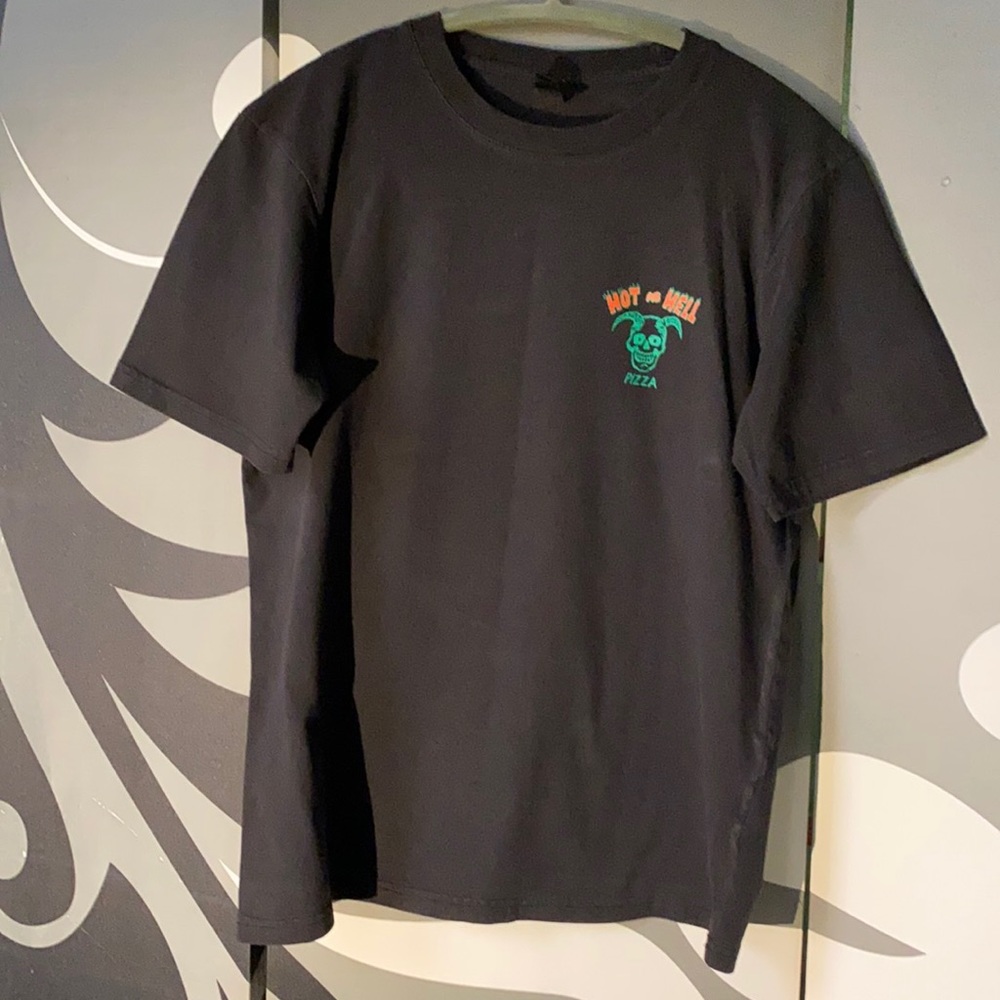 💚SOLD Hot as Hell pizza shirt